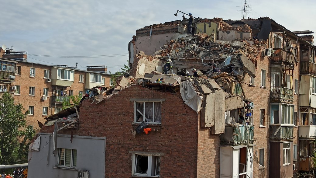 Рятувальники розбирають завали на даху розбитого ракетою РФ будинку у Харкові / Фото: Суспільне