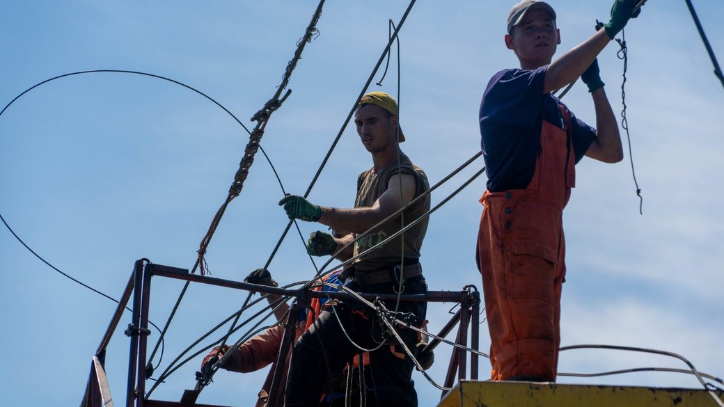 Енергетики ремонтують контактну мережу / Фото: УНІАН