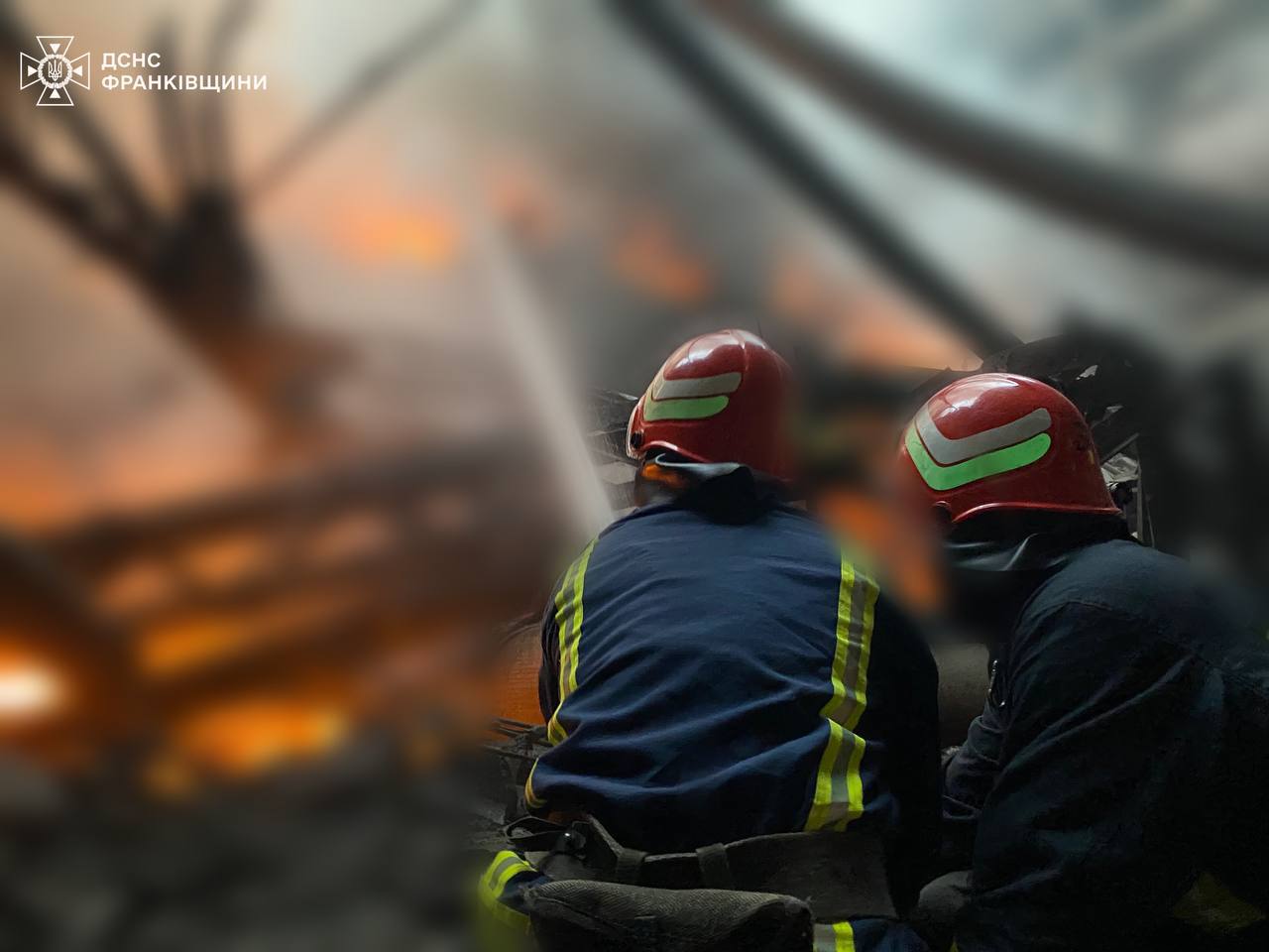 Франковские спасатели ликвидируют пожар, вызванный обстрелом 1 июня 2024 / Фото ГСЧС