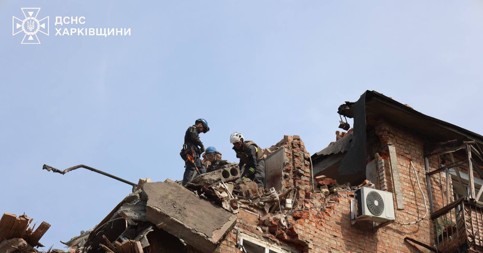 У Харкові з-під завалів частково зруйнованої п'ятиповерхівки деблоковано тіло ще однієї людини. За уточненими даними в житловому будинку загинули 7 людей, 24 постраждали / Фото ДСНС