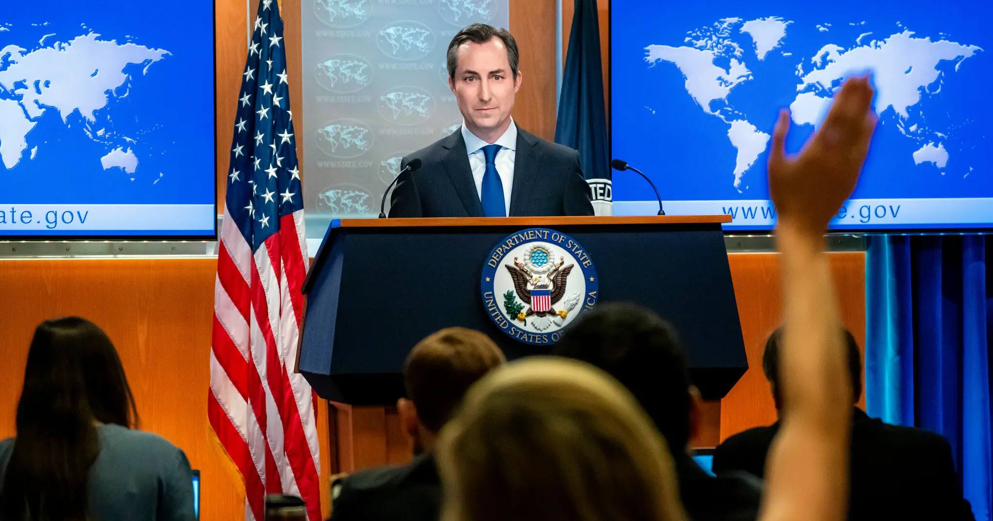 Сфабрикованное видео с Мэтью Миллером, спикером Государственного департамента, имело явные признаки манипуляции. Синхронизация губ отсутствовала, а рубашка и галстук Миллера изменили цвет на середине видео / Фото Associated Press