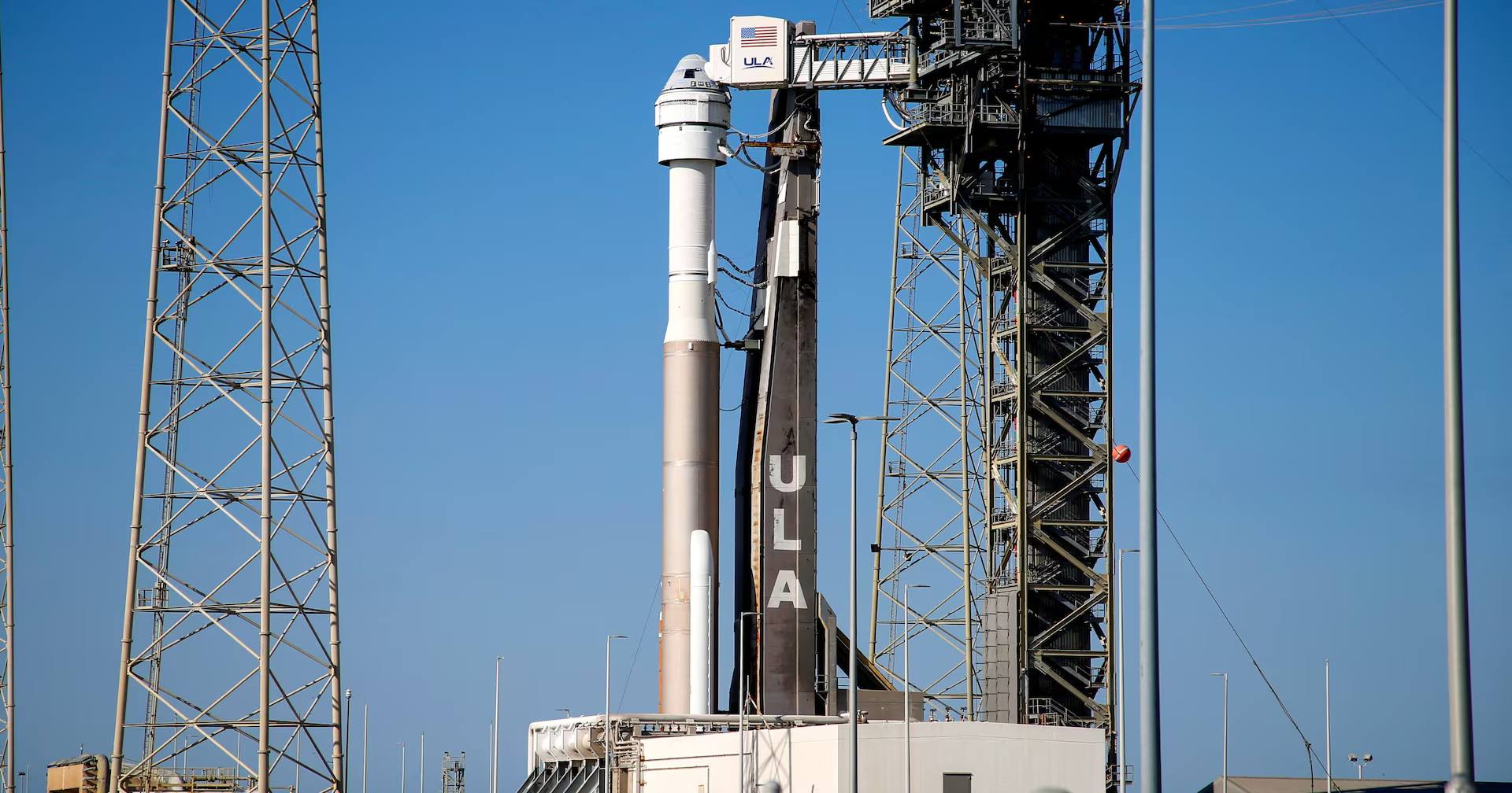 Ракета-носитель Atlas V компании United Launch Alliance готовится к очередной попытке запуска двух астронавтов на борту корабля Starliner-1 Crew Flight Test (CFT) компании Boeing с миссией к МКС на мысе Канаверал, 31 мая 2024 / Фото Reuters