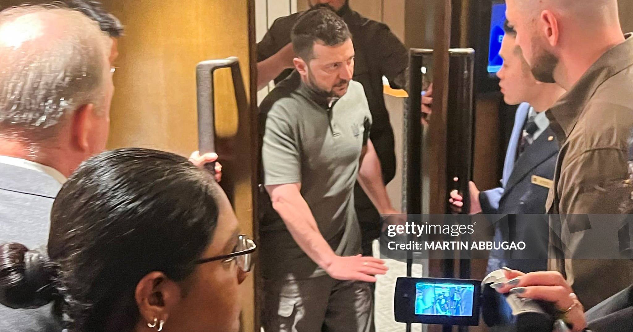 Президент України Володимир Зеленський виходить з кімнати після зустрічі з міністром оборони США Ллойдом Остіном на полях 21-го саміту Шанхайського діалогу в готелі "Шангрі-Ла" в Сінгапурі 2 червня 2024 року / Фото AFP