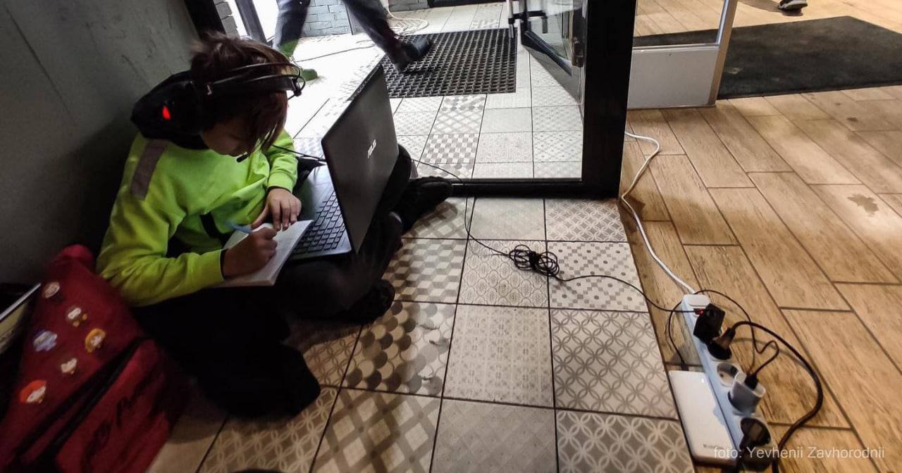 Хлопчик робить уроки просто на підлозі супермаркету, тому що там є генератор / Фото Instagram yevhenii.zavhorodnii