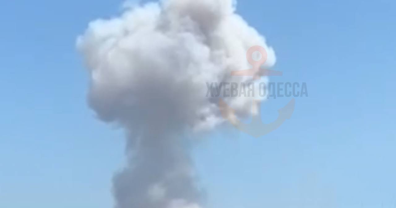 Столб дыма после взрыва в Одессе / Фото из соцсетей