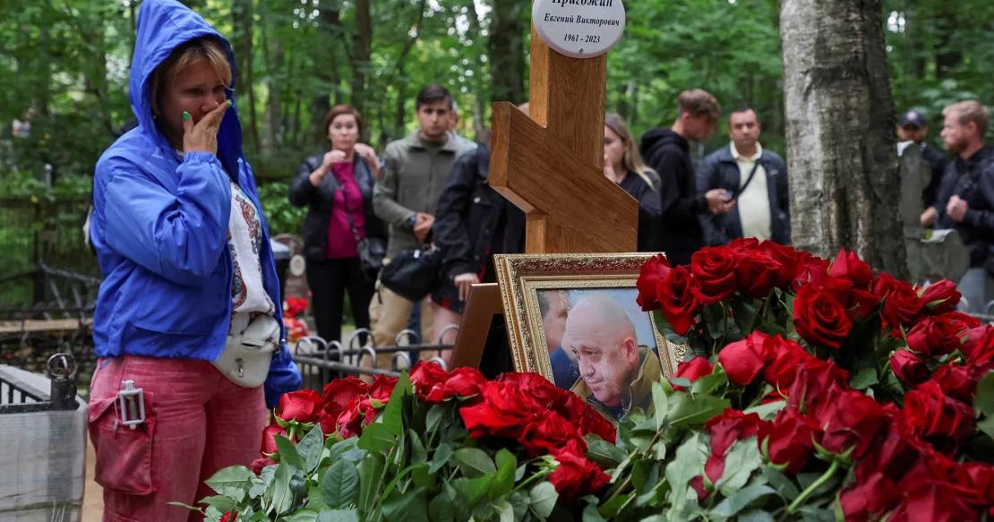 Люди собираются у могилы главаря российских наемников Евгения Пригожина на Пороховском кладбище в Санкт-Петербурге, 30 августа 2023 года / Фото Reuters