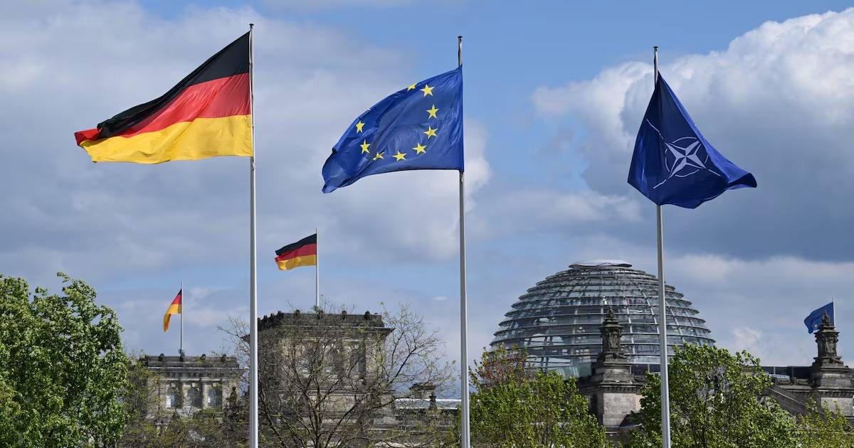Прапори Німеччини, ЄС і НАТО майорять біля будівлі нижньої палати німецького парламенту в Берліні, 26 квітня 2024 / Фото Reuters