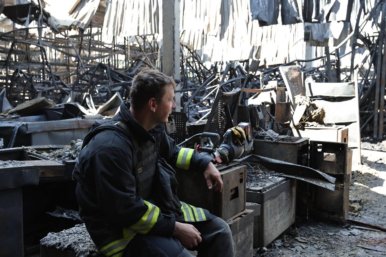 Рятувальник під час ліквідації наслідків російського удару по будівельному гіпермаркету у Харкові / Фото: Харківська ОВА