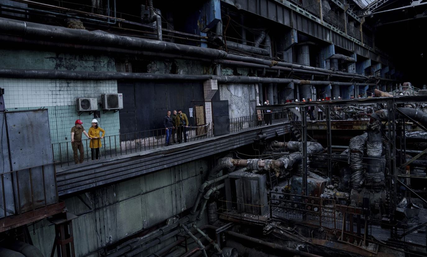 Министр иностранных дел Германии Анналена Бербок вместе с министром энергетики Украины Германом Галущенко во время визита на разрушенную россиянами теплоэлектростанцию / Фото: AP