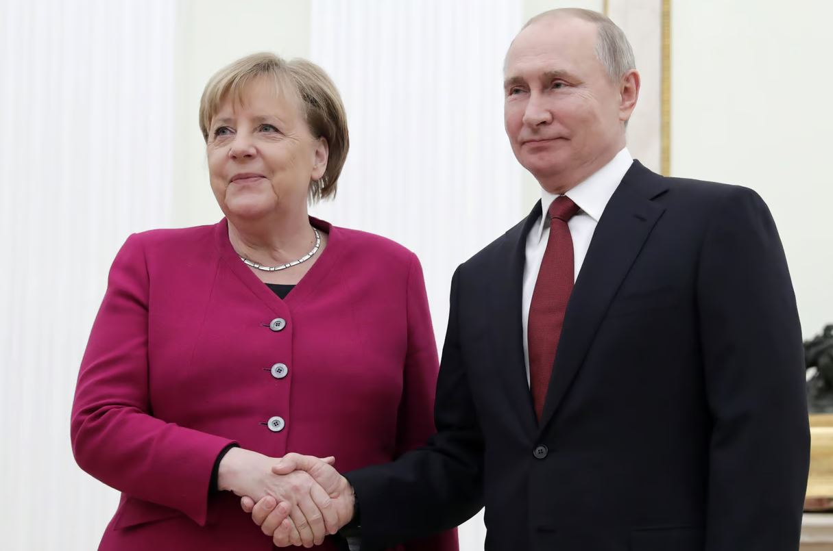 Президент России Владимир Путин приветствует канцлера Ангелу Меркель в Кремле / Фото: ТАСС