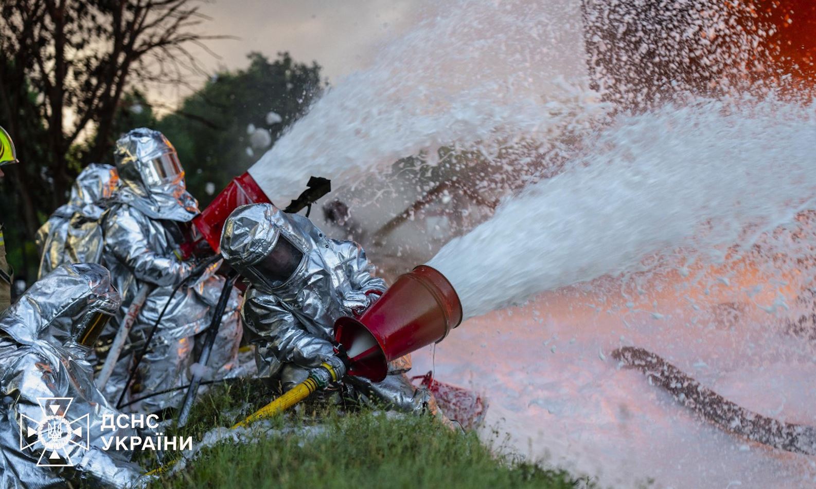Пожежники ліквідують наслідки російського удару в Хмельницькій області / Фото: ДСНС