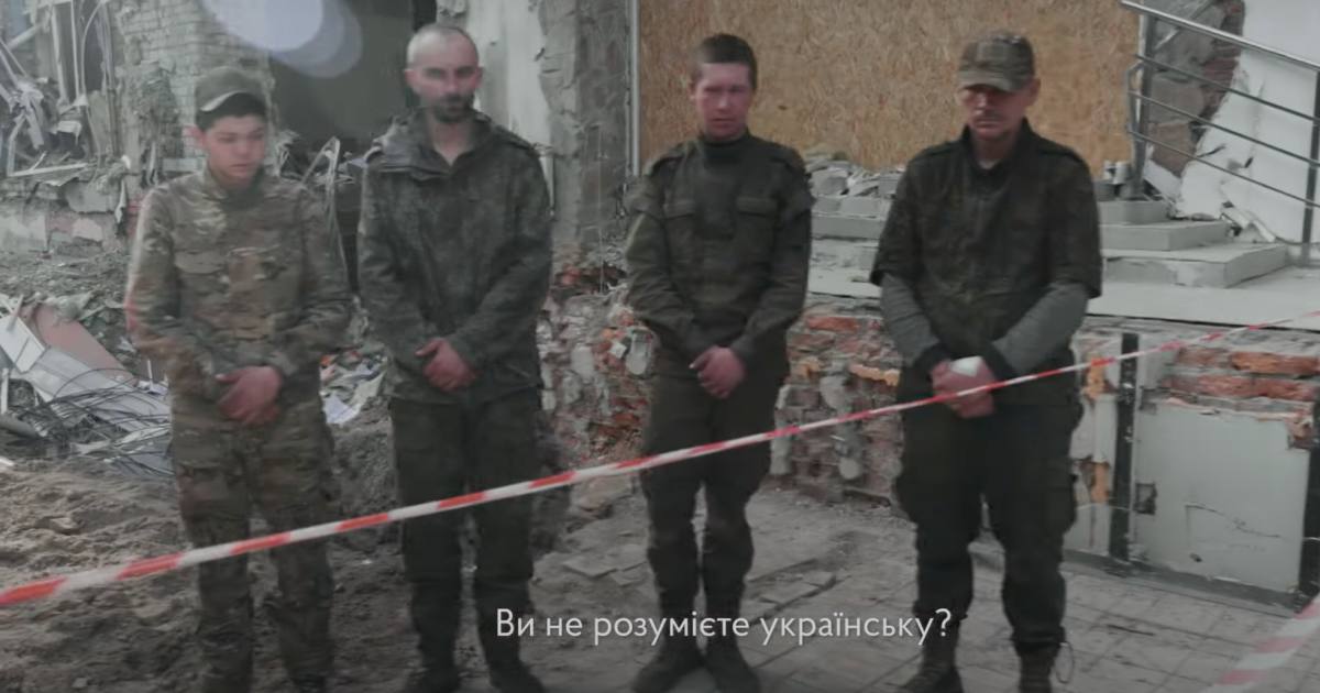 Найбридкіша екскурсія в житті: російські військовополонені на місцях прильотів у Харкові / Скріншот відео