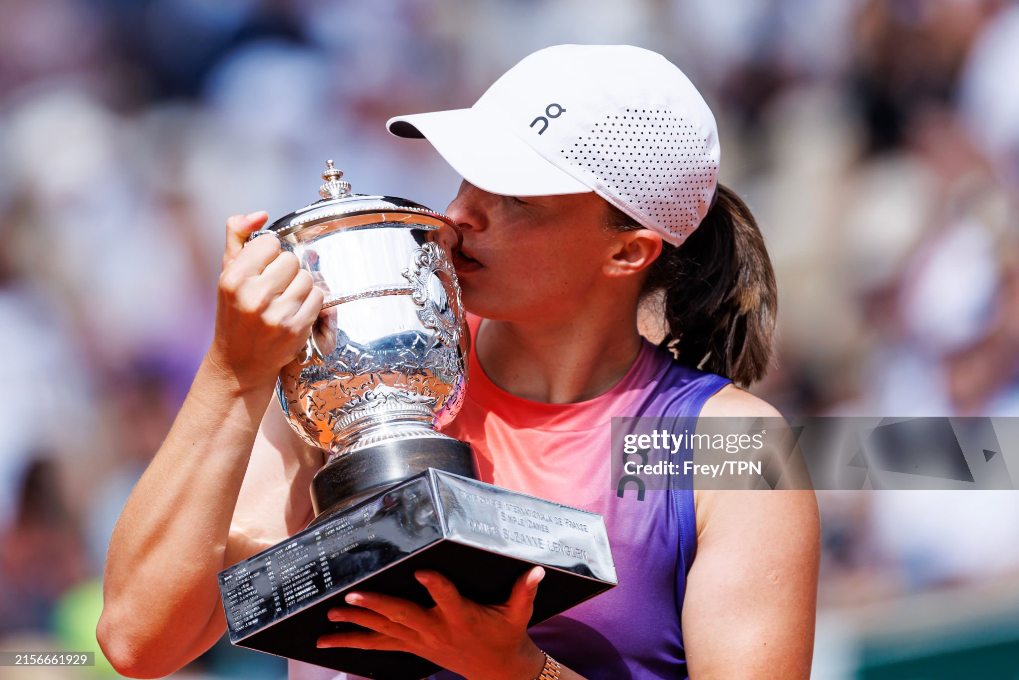 Іга Свьонтек з Польщі тримає Кубок Сюзан Ленглен після перемоги над Жасмін Паоліні з Італії у фіналі жіночого одиночного розряду Ролан Гаррос 8 червня 2024 в Парижі / Фото Getty Images