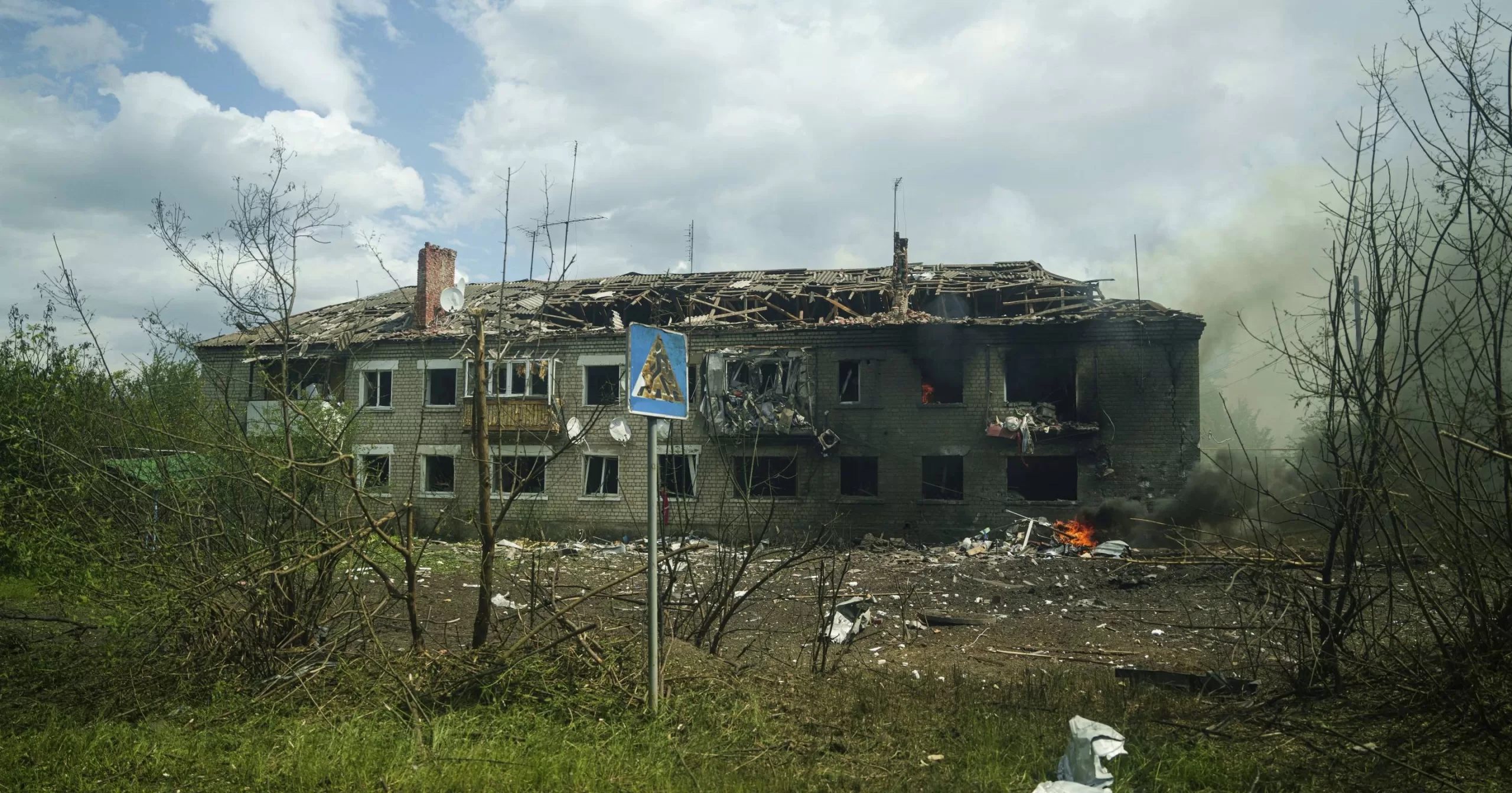 Пошкоджений житловий будинок після російського авіаудару у Вовчанську, 11 травня 2024 / Фото AP