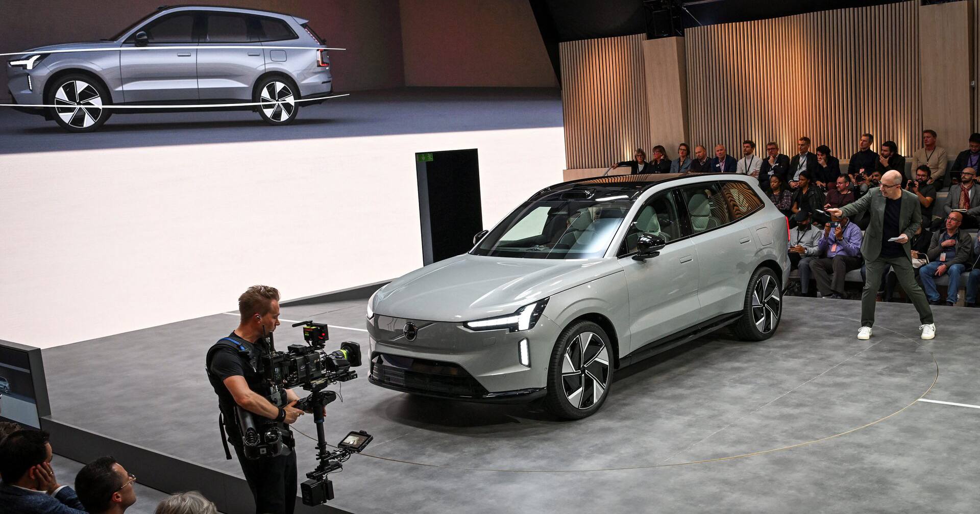 Руководитель отдела дизайна Volvo Cars Робин Пейдж представляет новый электрический внедорожник Volvo EX90 во время презентации в Стокгольме, 9 ноября 2022 года / Фото Reuters