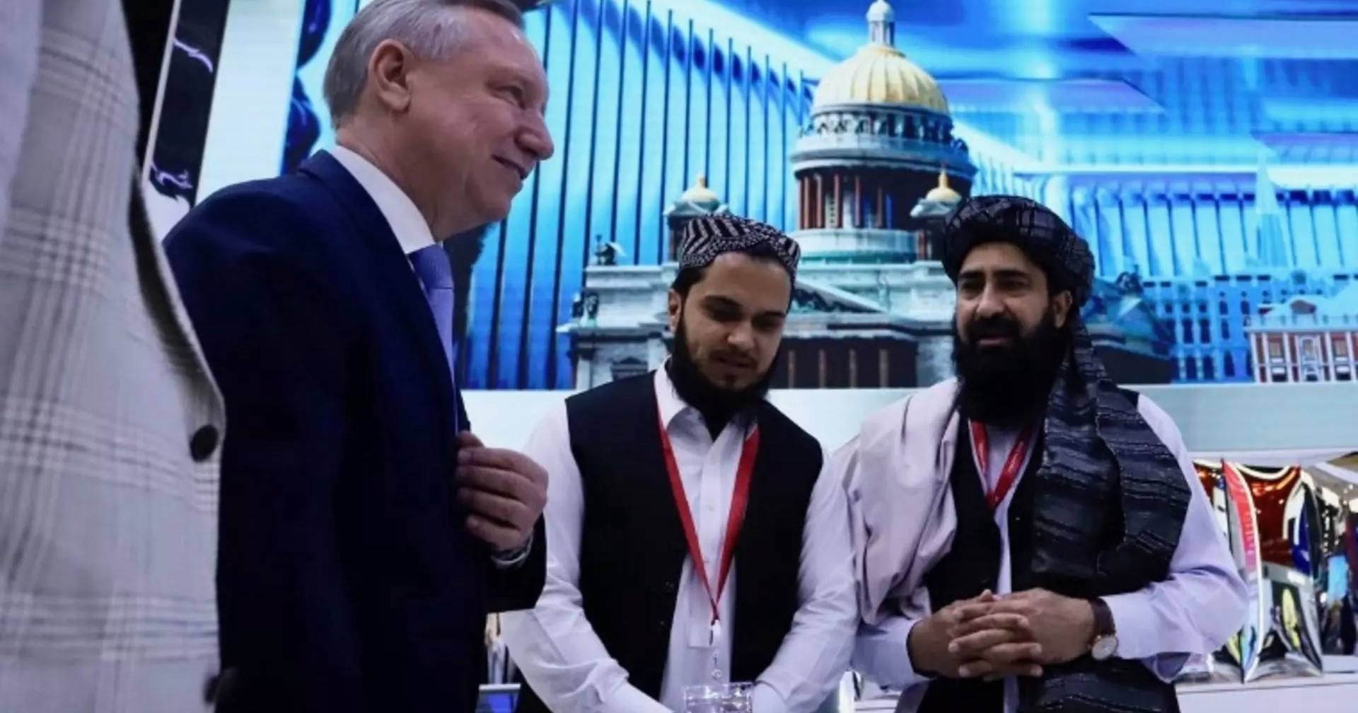 Губернатор Петербурга Олександр Бєглов вітає представників терористичної організації "Талібан" на Петербурзькому міжнародному економічному форумі. 7 червня 2024 року / Фото ТАСС