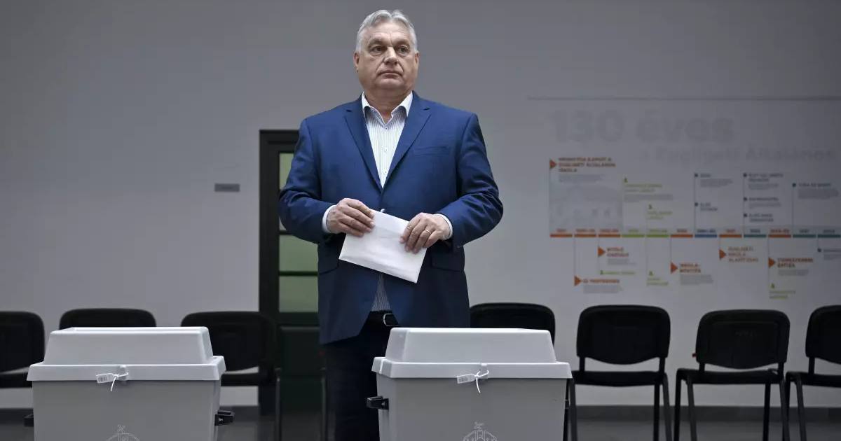 Премьер-министр Венгрии Виктор Орбан, лидер правящей партии "Фидес", готовится отдать свой голос на избирательном участке во время выборов в Европарламент и местных выборов в Будапеште, Венгрия, 9 июня 2024 года / Фото Associated Press