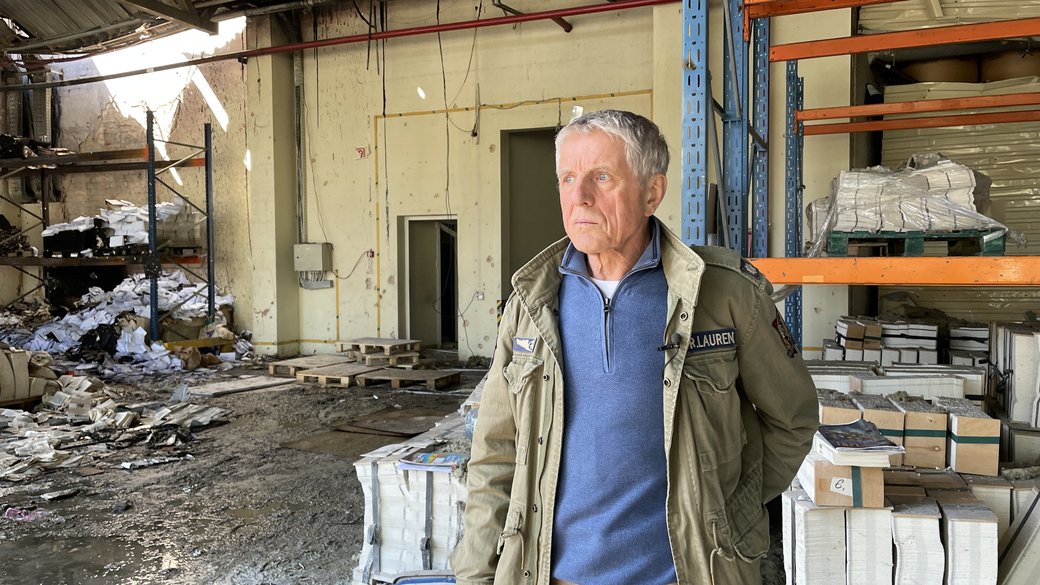 Сергей Политучий в разрушенном цехе типографии "Фактор-Друк" / Фото Суспільне Харків