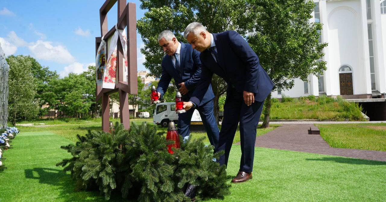 Посол Вірменії в Україні Володимир Карапетян та голова адміністративного району Нор Норк міста Єреван Тигран Тер-Маргарян вшанували пам'ять невинних жертв біля інсталяції меморіалу 509-ти цивільним, вбитим у Бучі. 31 травня 2024 / Фото Бучанська міська рада