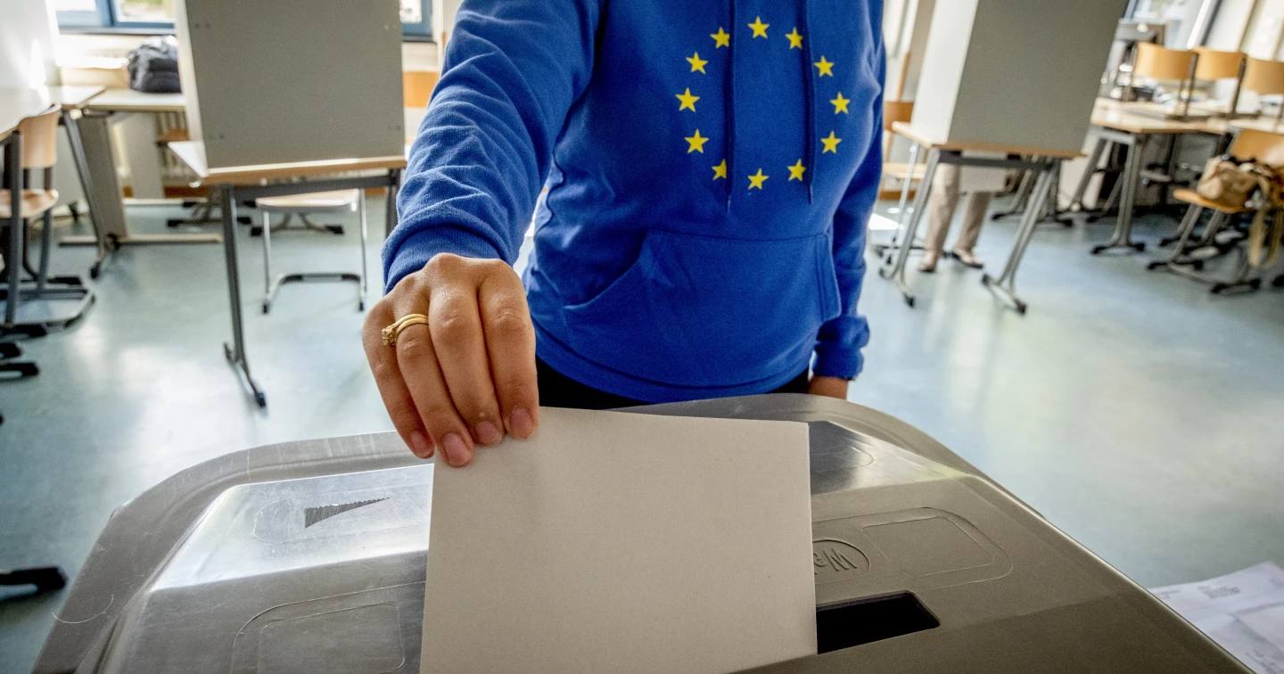 Женщина голосует на европейских выборах на избирательном участке во Франкфурте, Германия, 9 июня 2024 года / Фото AP Photo