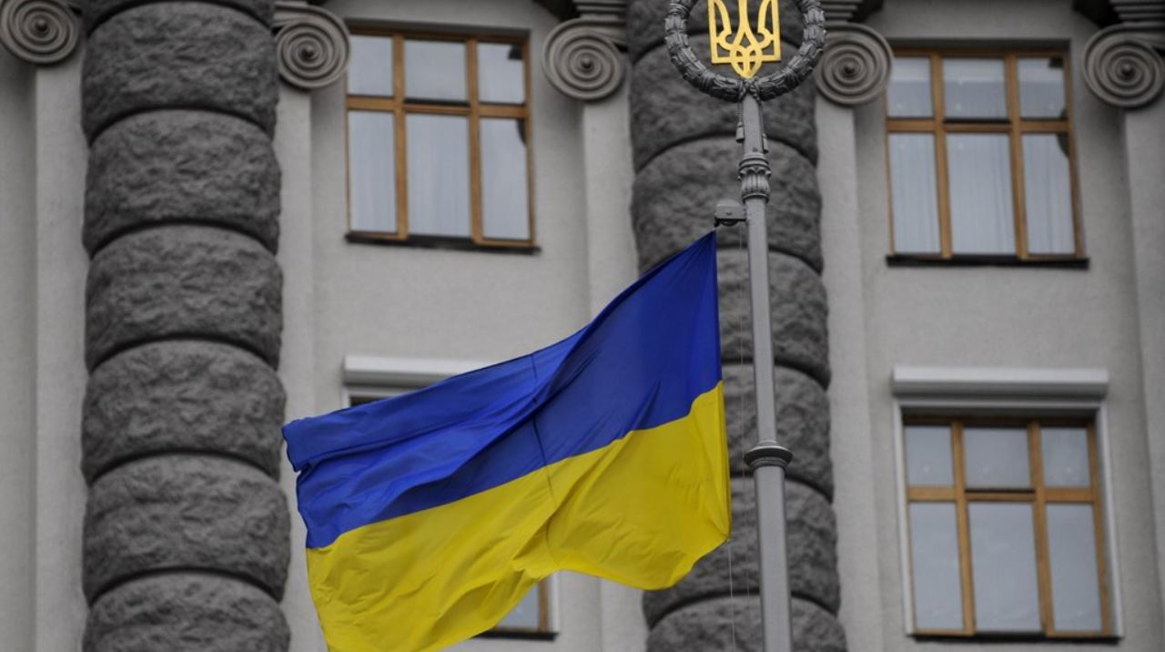 Прапор України на фоні будівля Кабміну / Фото: УНІАН