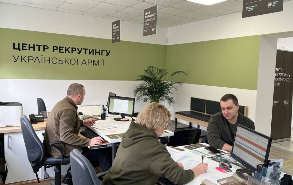 Центр рекрутинга украинской армии во Львове / Фото: Суспільне