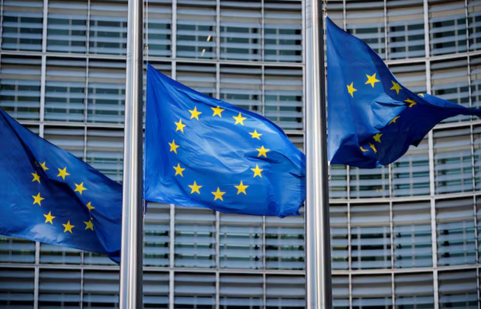 Флаги Европейского Союза развеваются возле штаб-квартиры Европейской комиссии в Брюсселе / Фото: REUTERS