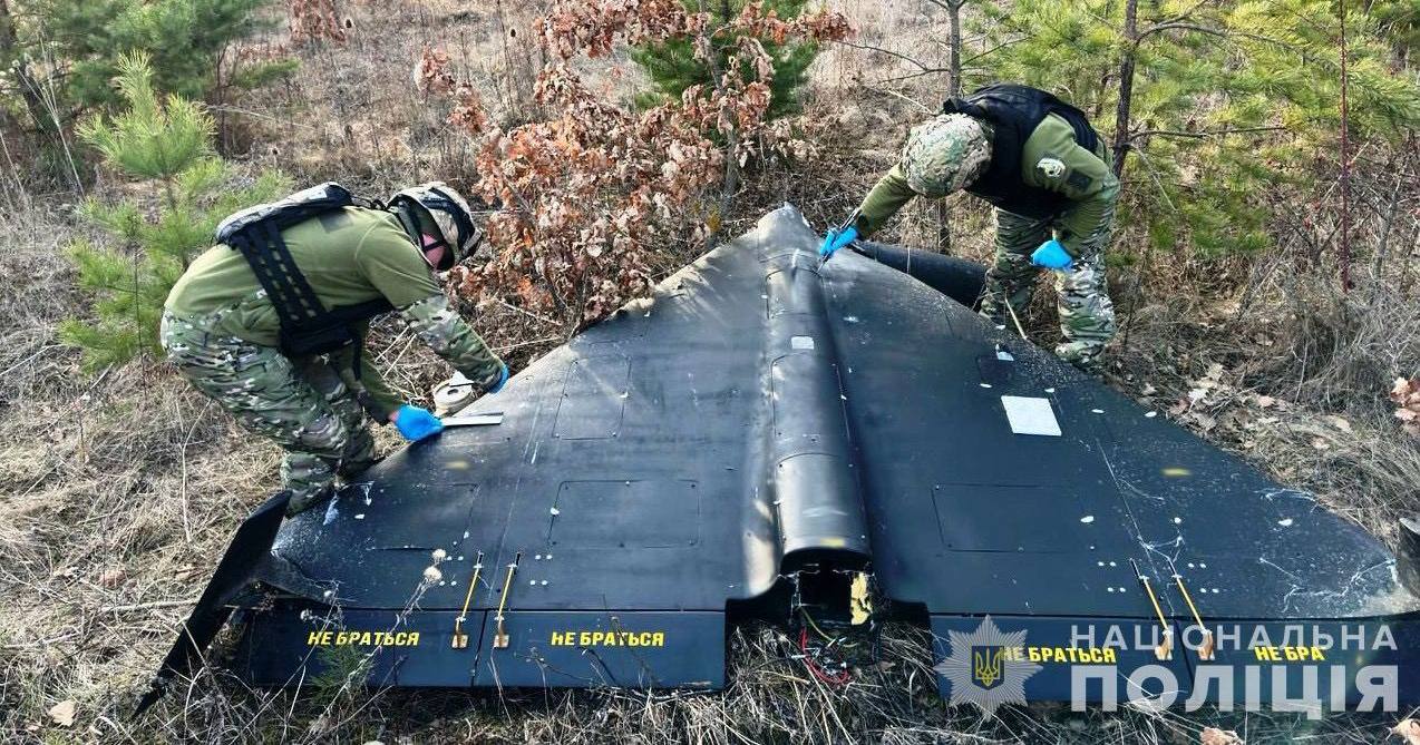 Вибухотехніки Нацполіції оглядають безпілотник "Шахід-136/131", який російські війська використовували для атаки на Вінниччину. Ворожу ціль знайшли в лісі, вона не розірвалася. Архівне фото / Фото з сайту Національної поліції у Вінницькій області