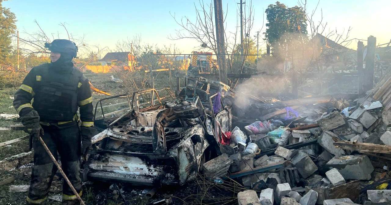 К ликвидации последствий вражеского удара привлечены спасатели и медики ГСЧС / Фото ГСЧС