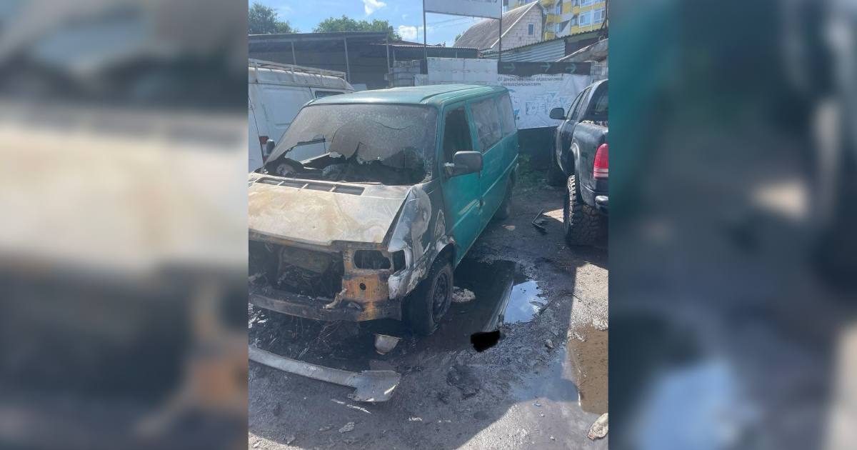 Спалений мікроавтобус військових у Дніпрі. 10 червня 2024 / Фото із соціальних мереж