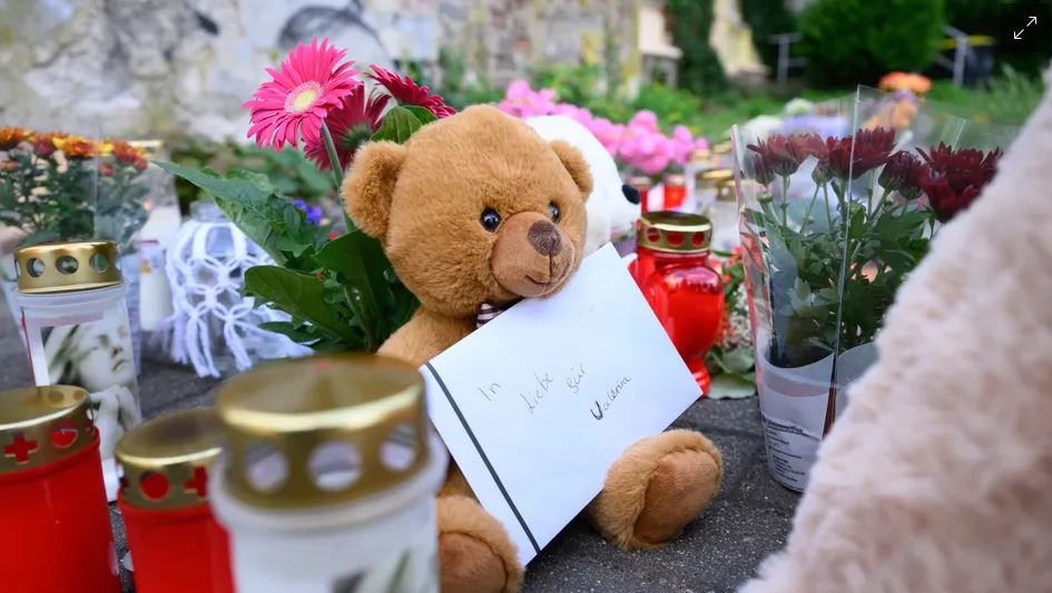 До будинку вбитої дівчини в Дебельні люди приносять квіти, свічки та іграшки / Фото: dpa