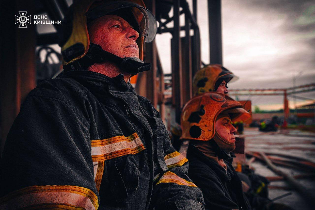 З вогнем боролися 249 чоловік особового складу, 98 одиниць техніки та п’ять пожежних потягів / Фото ДСНС