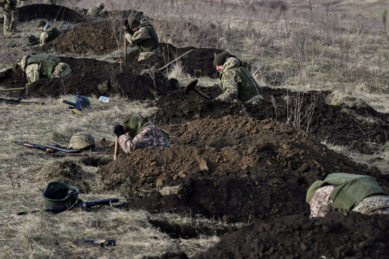Украинские солдаты одной из механизированных бригад копают окопы во время полевых учений в Донецкой области. 6 декабря 2023 года / Фото Getty Images