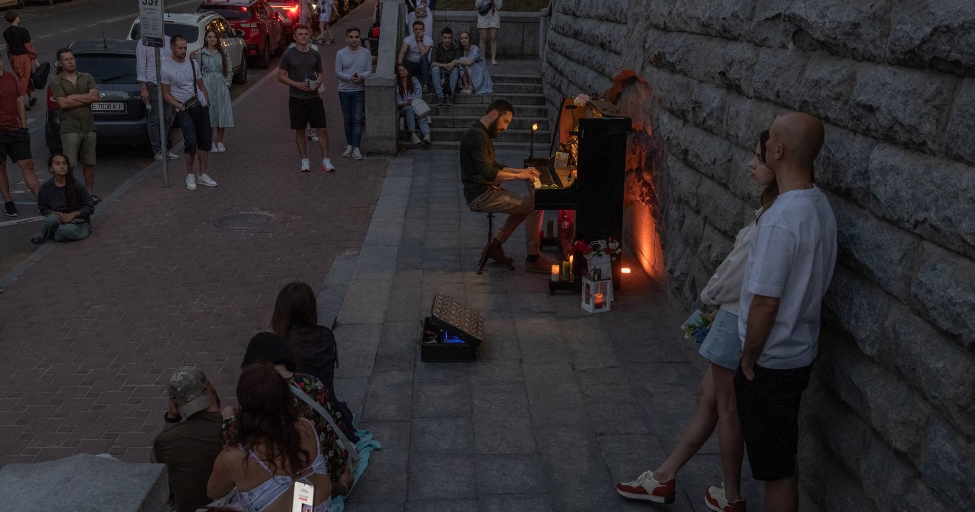 Вуличний музикант грає на піаніно під час часткового відключення електроенергії в Києві / Фото AFP