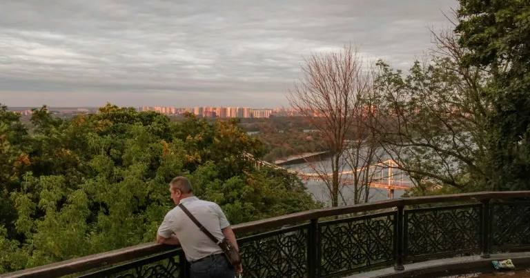 Мужчина смотрит на Киев со смотровой площадки в украинской столице / Фото AFP