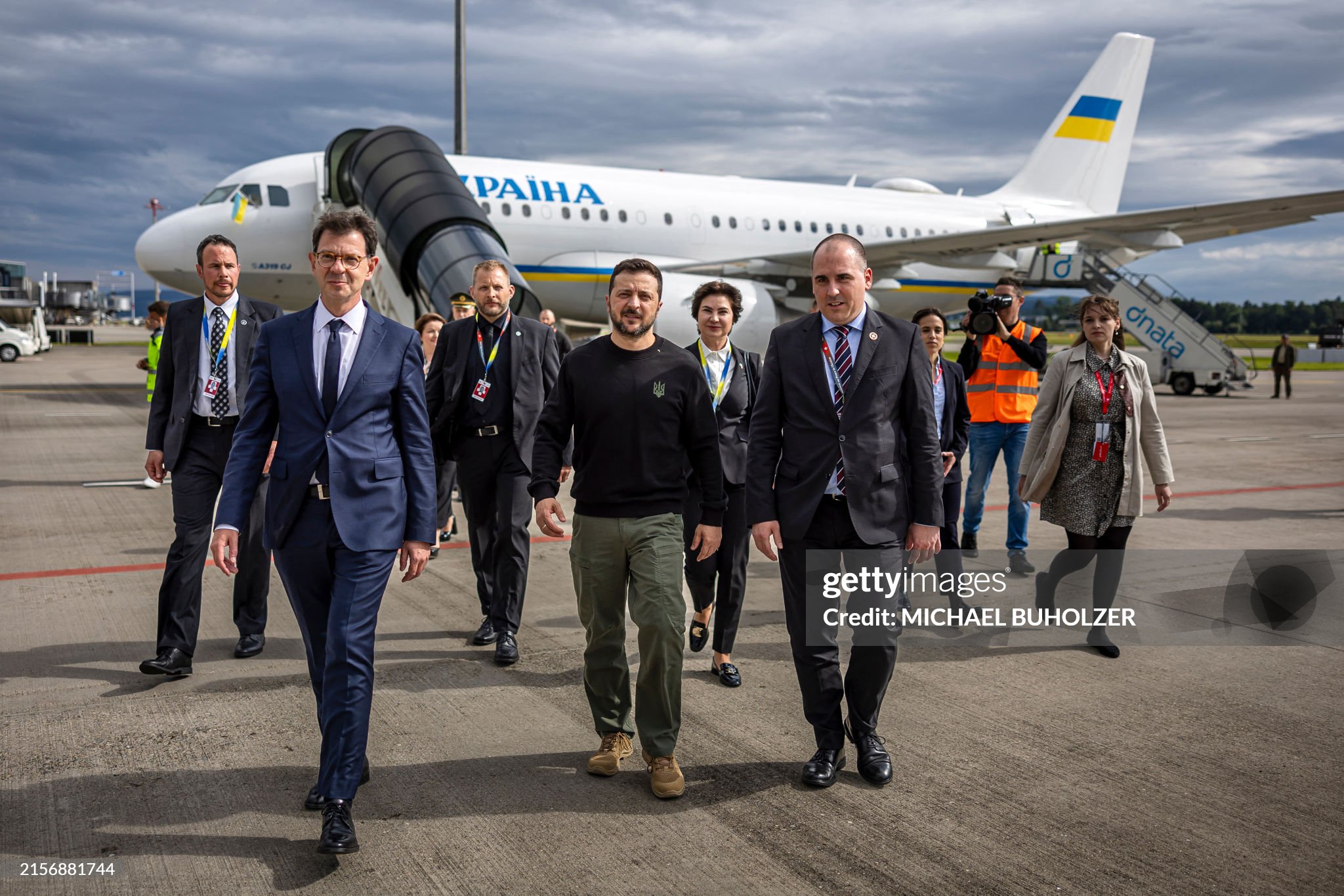 Президент Украины Владимир Зеленский в аэропорту Цюриха 14 июня 2024 года накануне Украинского саммита мира в Швейцарии / Фото AFP через Getty Images