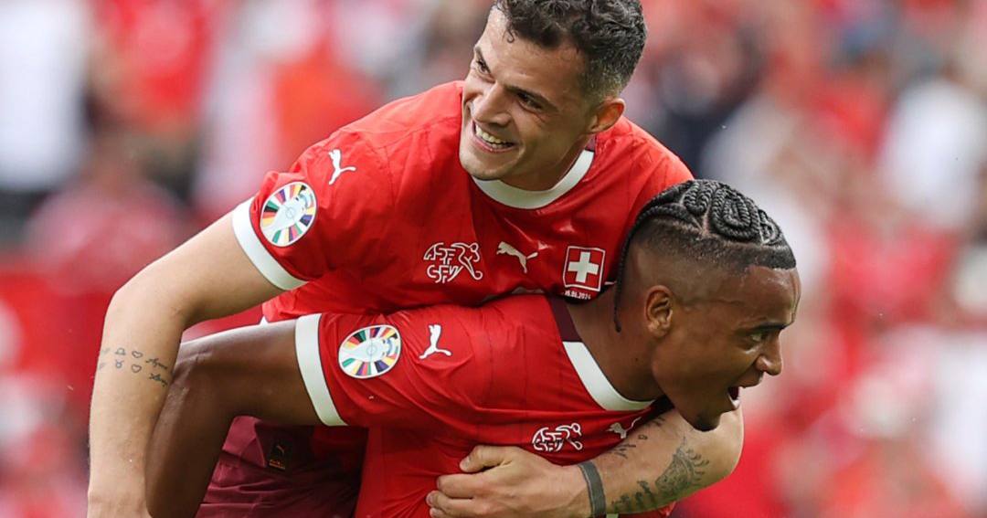 Футболісти збірної Швейцарії радіють третьому голу у ворота угорців / Фото УЄФА