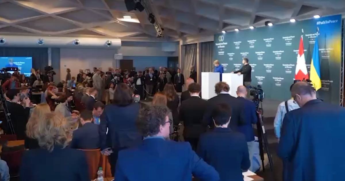 Владимир Зеленский делает заявление для СМИ на саммите в Швейцарии / Скриншот видео