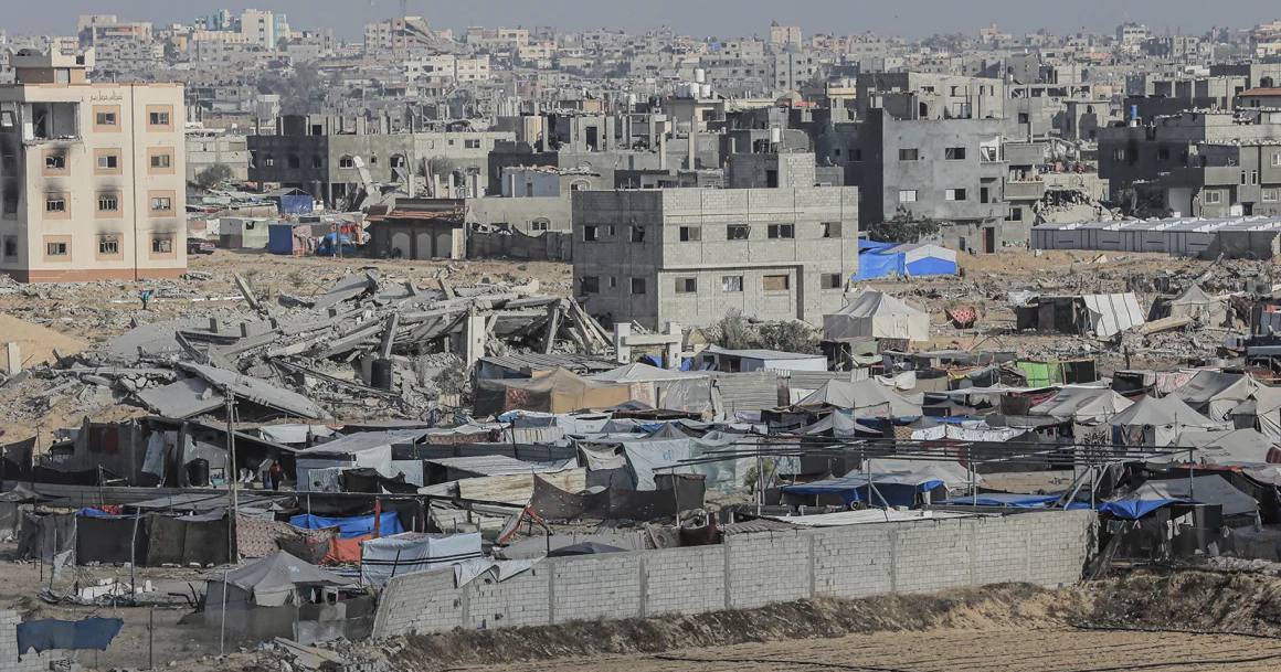 Намети для переміщених палестинців серед уламків зруйнованих будівель на півдні Гази, 12 червня 2024 року / Фото Reuters