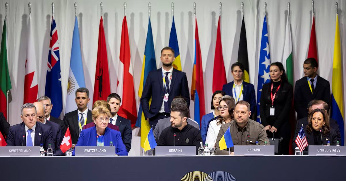 Федеральный президент Швейцарии Виола Амхерд (вторая слева) выступает рядом с федеральным советником Швейцарии Игнацио Кассисом, президентом Украины Владимиром Зеленским, главой Офиса президента Украины Андреем Ермаком и вице-президентом США Камалой Харрис во время первого пленарного заседания в рамках Саммита по вопросам мира в Украине в Станштаде возле Люцерна, Швейцария, в субботу, 15 июня 2024 года / Фото Reuters