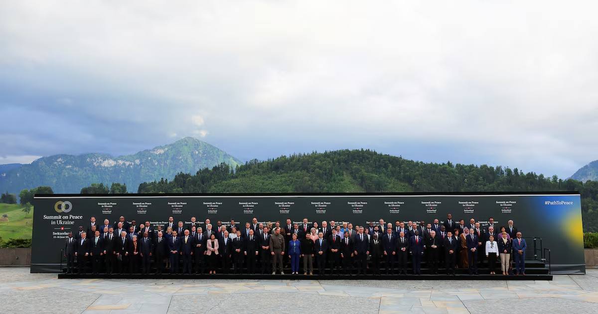 Совместное фото в день церемонии открытия Саммита по вопросам мира в Украине на курорте "Бюргеншток" в Станштаде близ Люцерна, Швейцария, 15 июня 2024 года / Фото Reuters
