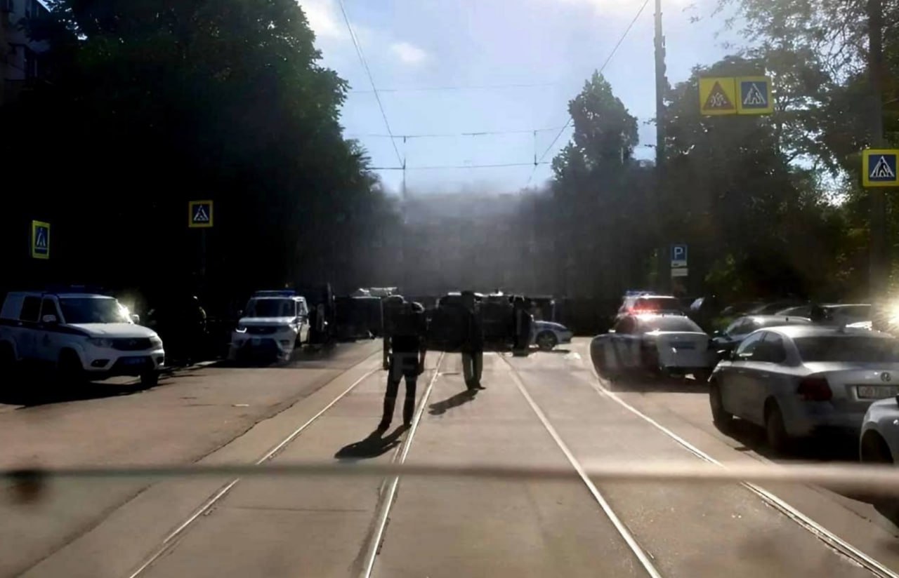 Центр Ростова оточений. Вулиця Красноармійська, на якій знаходиться СІЗО, де відбувається захоплення заручників, перекрита / Фото з соцмереж