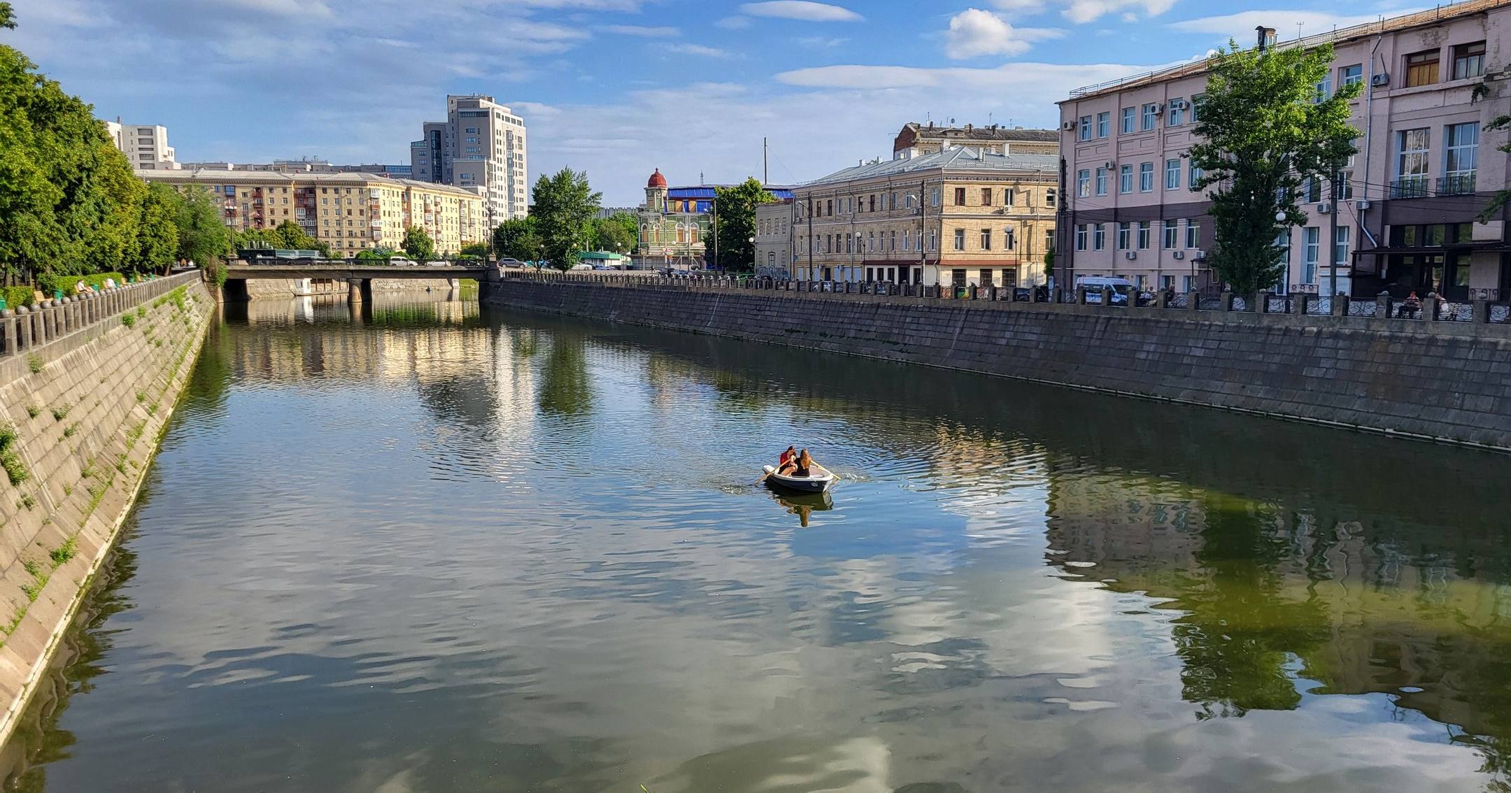 Девушки катаются в лодке по реке в центре Харькова, 13 июня 2024 / Фото Суспільне Харків