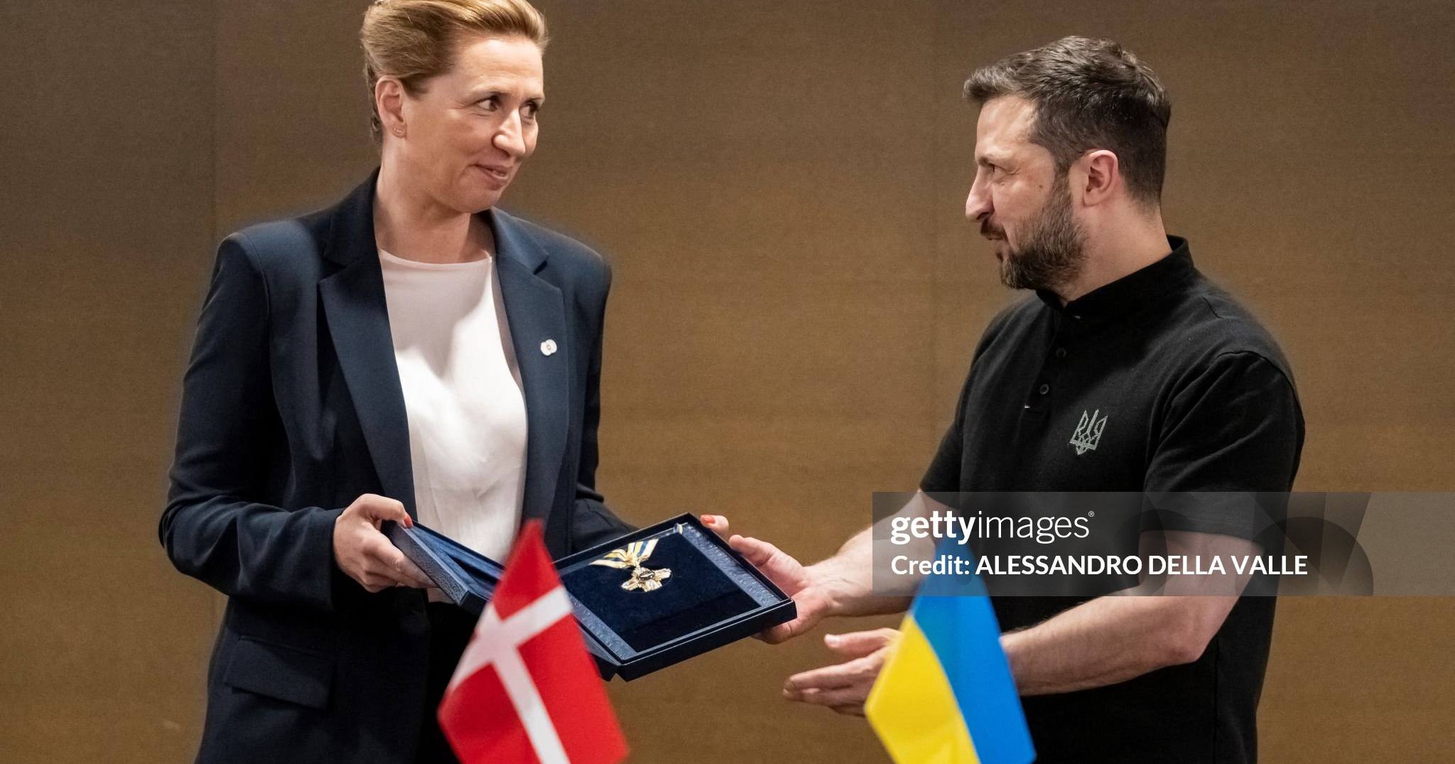 Президент України Володимир Зеленський нагороджує прем'єр-міністерку Данії Метте Фредеріксен Орденом Свободи перед початком зустрічі в межах Саміту з питань миру в Україні, 16 червня 2024 року / Фото Getty Images