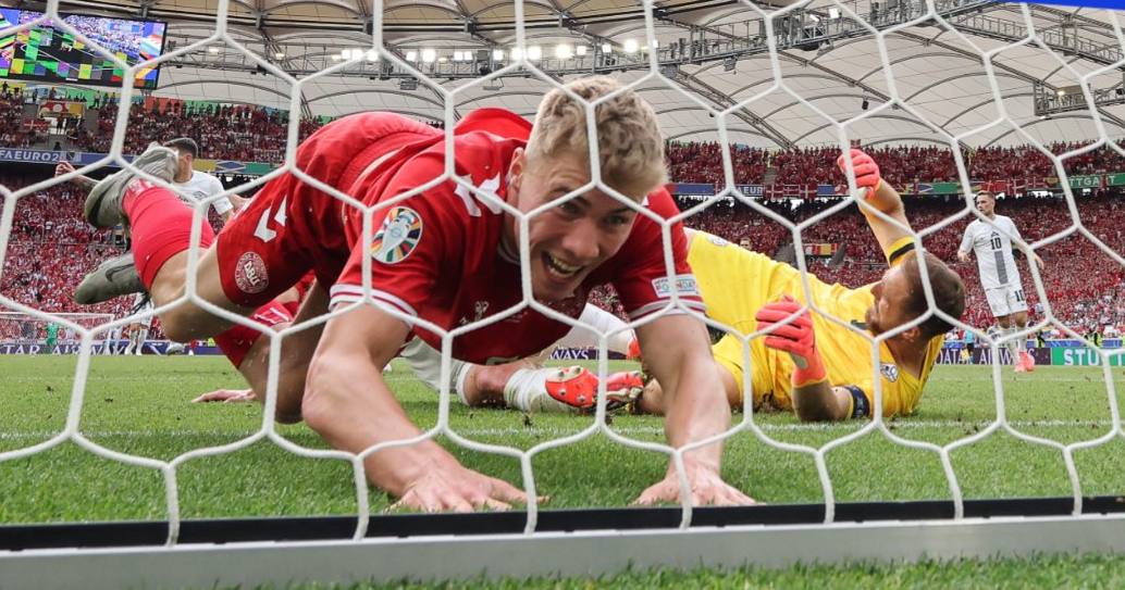 Один з епізодів матчу Словенія - Данія / Фото УЄФА