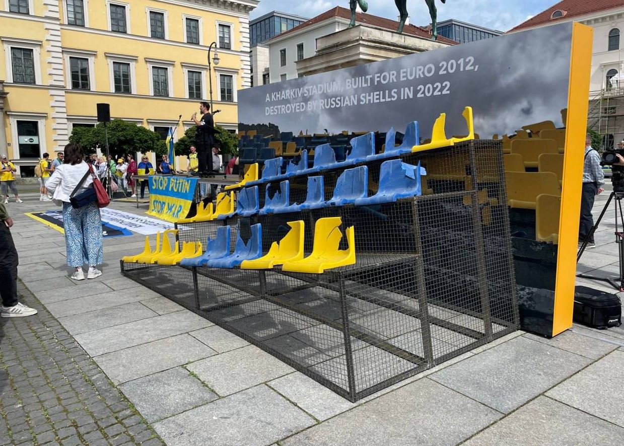 Поврежденные сиденья с футбольного стадиона "Солнечный" в Харькове. Инсталляция в Мюнхене, где будет проходить футбольный матч первого тура Евро-2024 / Фото: Getty Images