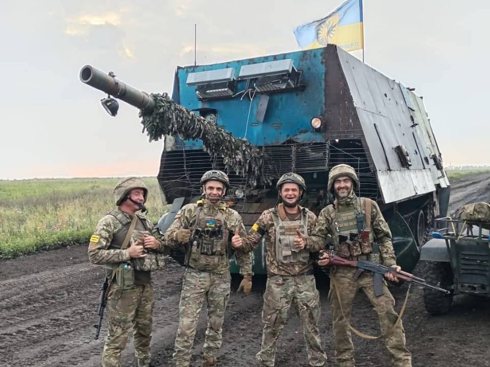 Бійці 22-ї окремої механізованої бригади на фоні трофейного Т-62 / Фото: @DefenceU