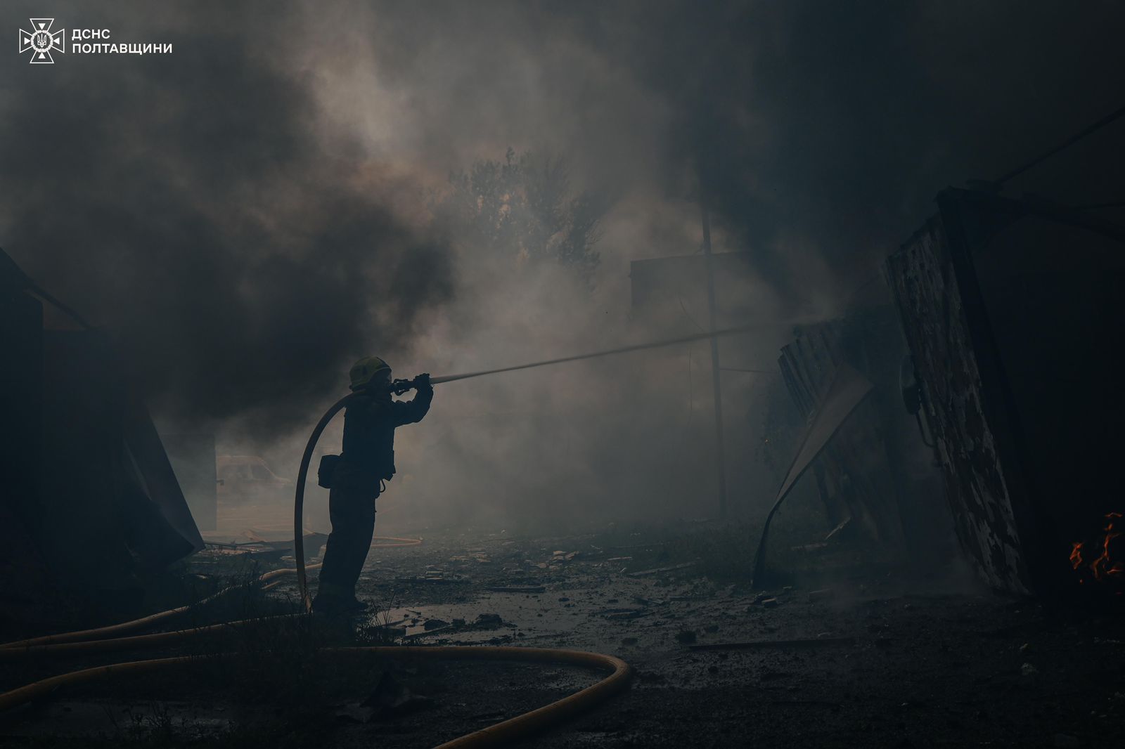 Спасатель тушит пожар после российского удара по Полтавщине / Фото: ГСЧС
