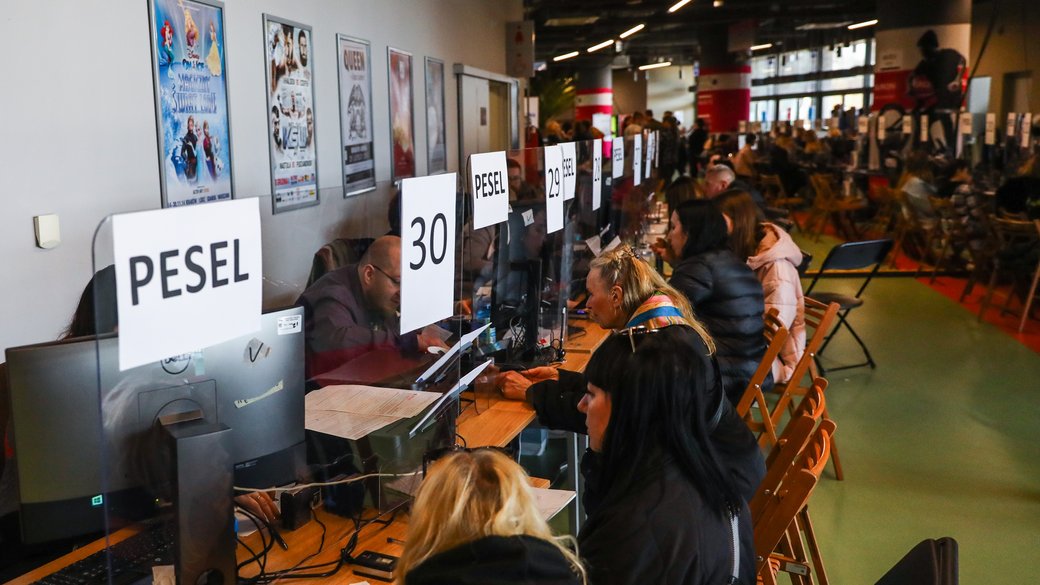 Украинские беженцы оформляют национальный идентификационный номер PESEL, Краков, Польша / Фото: Getty Images