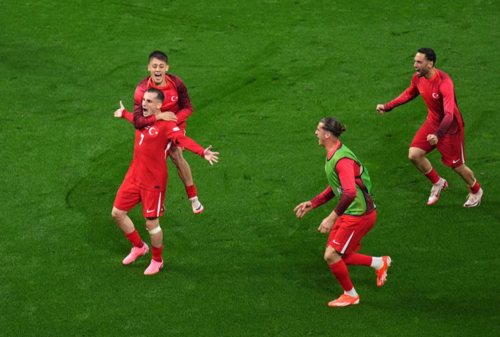 Сборная Турции празднует победу на Грузией в Евро-2024 / Фото: uefa